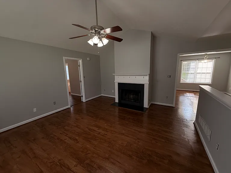 2146 Laird Rd — Photo 2