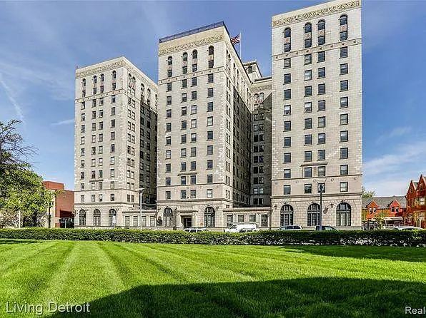 15 E Kirby St #1030