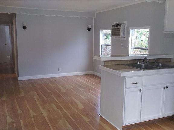 3rd image of 215 Pinecrest Ave