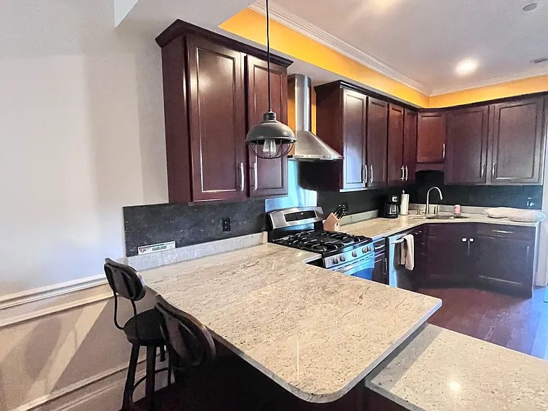 584 E 8th St #3 — Photo 3