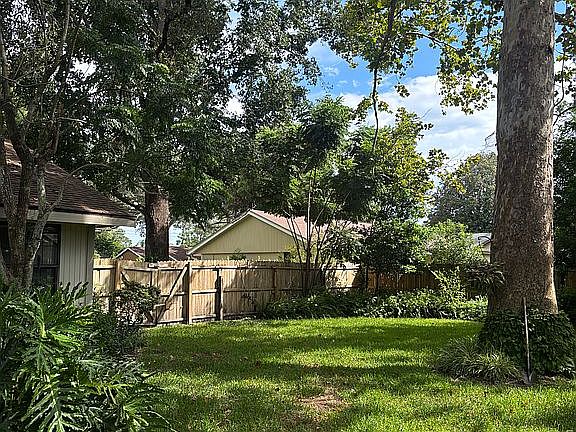 2nd image of 1605 Autumn Rd