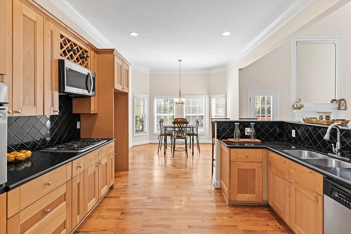 4 bed, 4214 sqft, $2,900 — Photo 3
