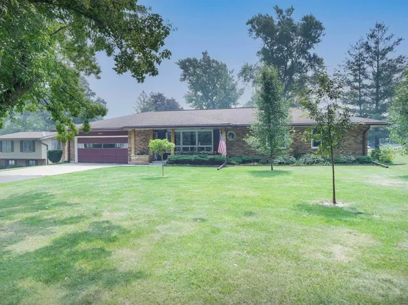 607 N Center St, Lena, IL 61048