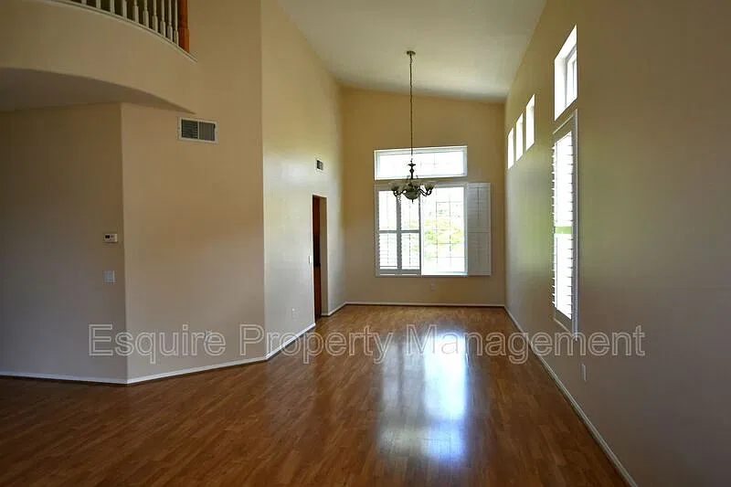 5 bed, 3.0 bath, 2440 sqft, $4,395 — Photo 3