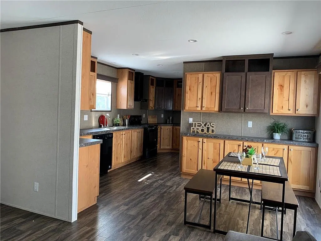 3 bed, 2.0 bath, 1152 sqft, $1,325 — Photo 2