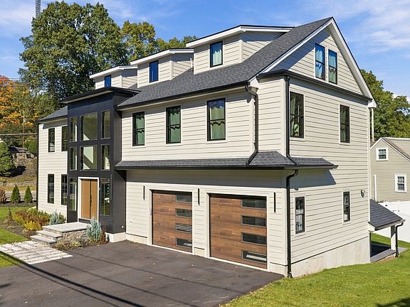 2nd image of 8 Noanett Rd