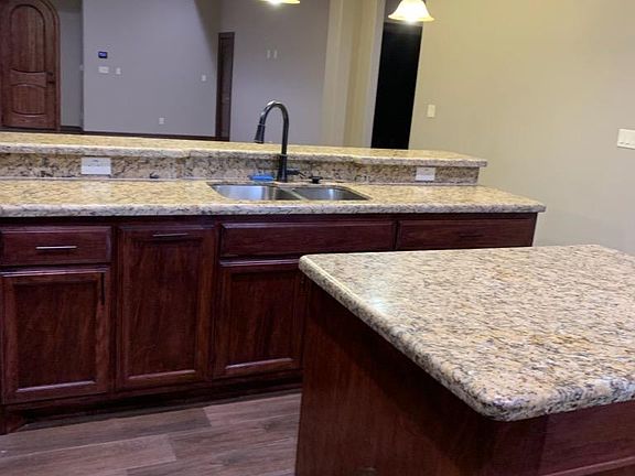 Open Concept Kitchen: Granite Counter with an Island in the center