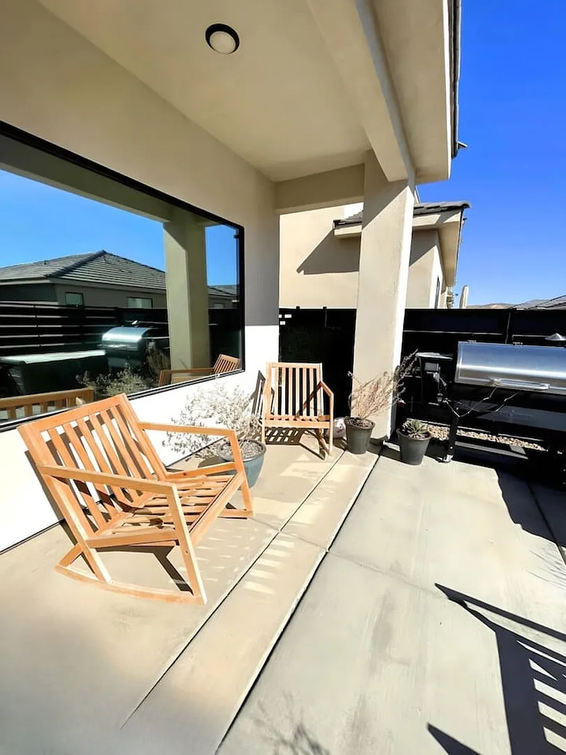 Monthly Rental W/ Private Gym! — Photo 4