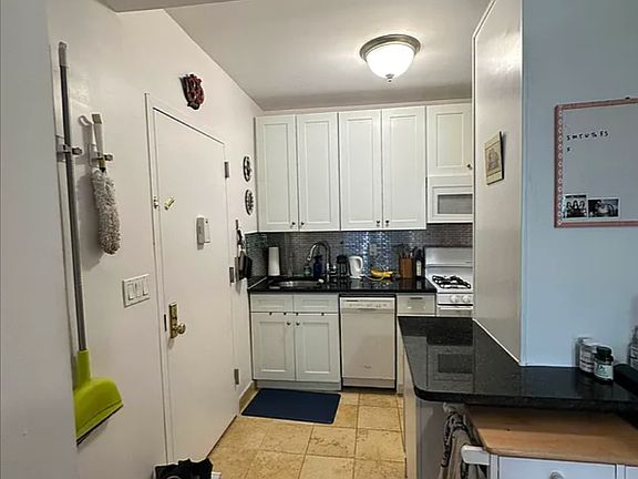 3rd image of 147 E 61st St APT 4B
