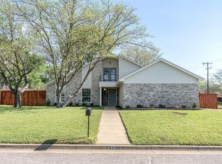 700 NW Barbara Ln, Burleson, TX 76028