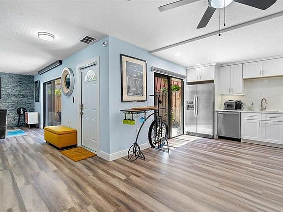 4th image of 3211 Gardens East Dr APT A