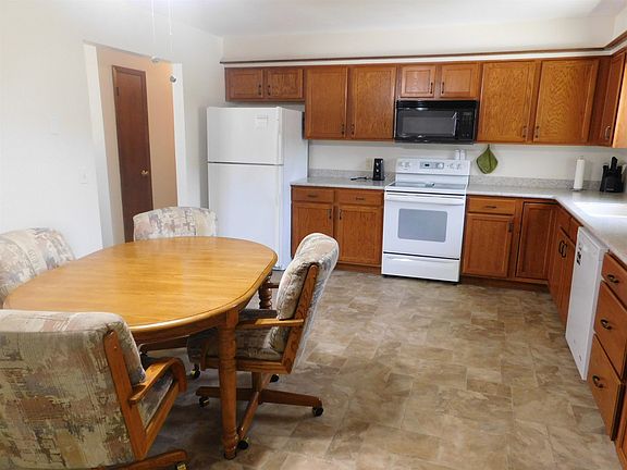 4th image of 1527 Clover Ln