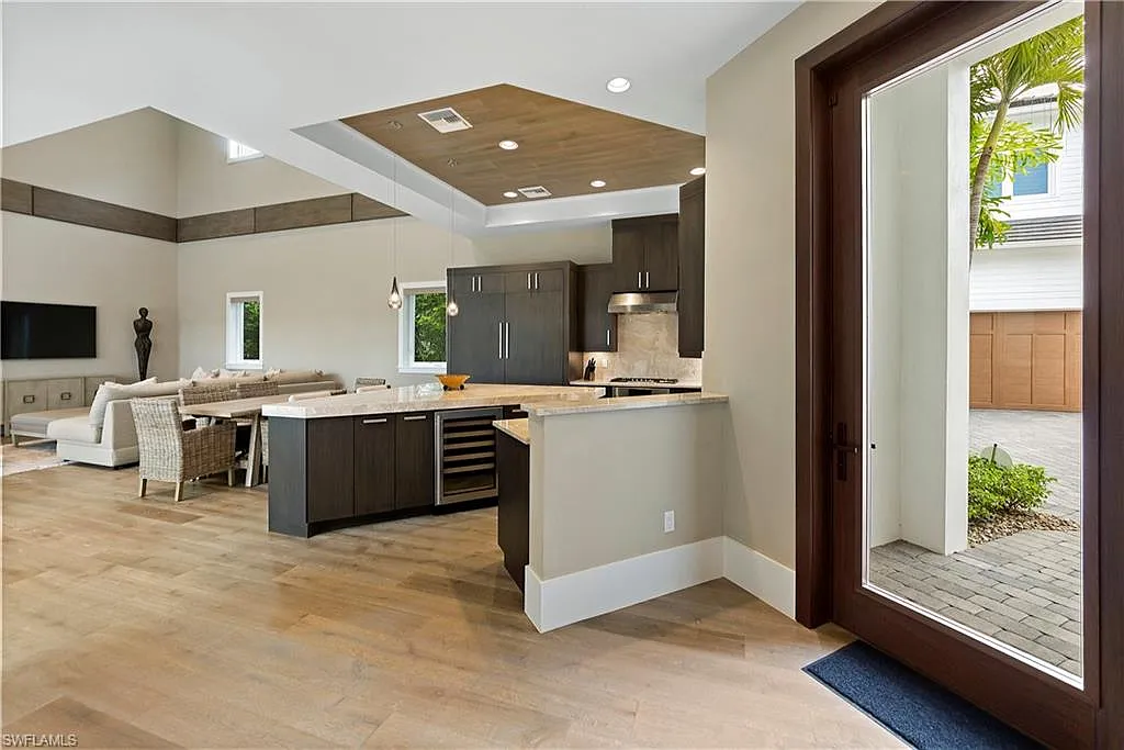 4 bed, 4.5 bath, 3256 sqft, $17,500 — Photo 2