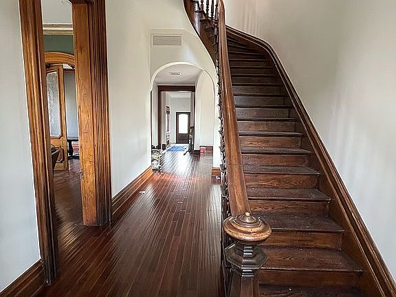 4th image of 208 W Monument Ave
