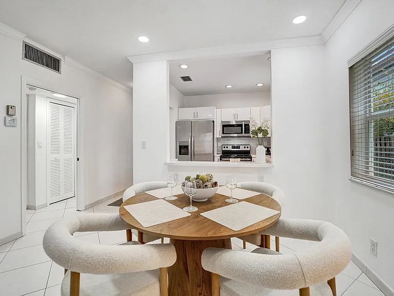 1450 N Riverside Dr #103 — Photo 29
