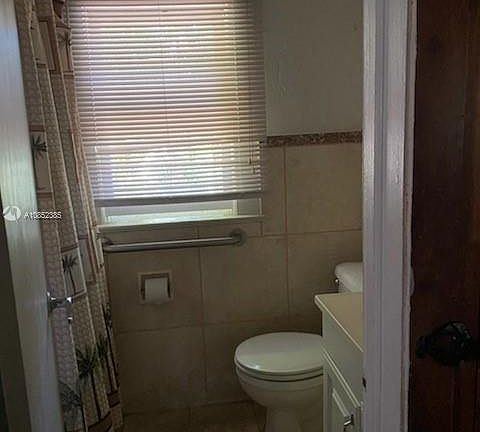 4th image of 6900 Sunset Dr #1