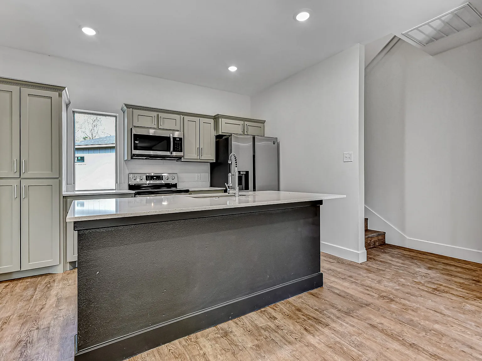 3 bed, 2.5 bath, 1408 sqft, $1,899 — Photo 4