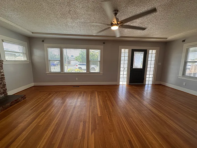 1105 W G St — Photo 3