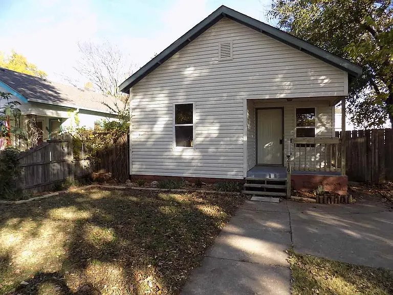 216 N Fern Ave — Photo 1