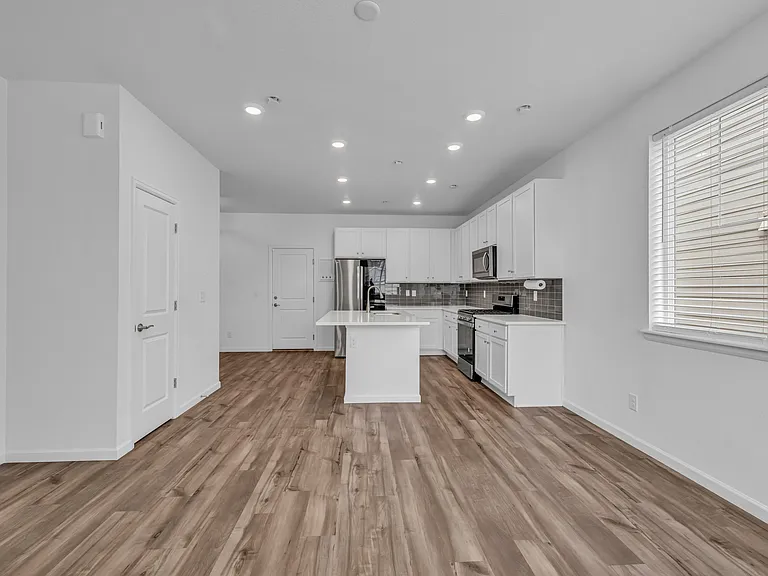 18152 Caffey Dr — Photo 3