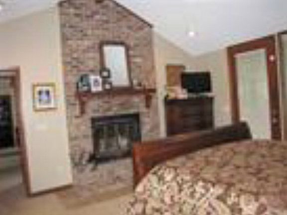 2nd image of 305 Lakeshore Dr