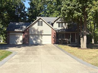 2295 Flagstone Dr, Flushing, MI 48433