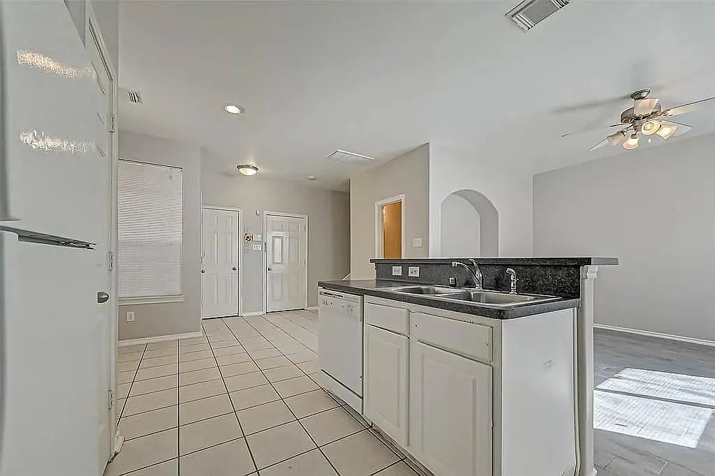 4 bed, 2.0 bath, 1401 sqft, $1,990 — Photo 2