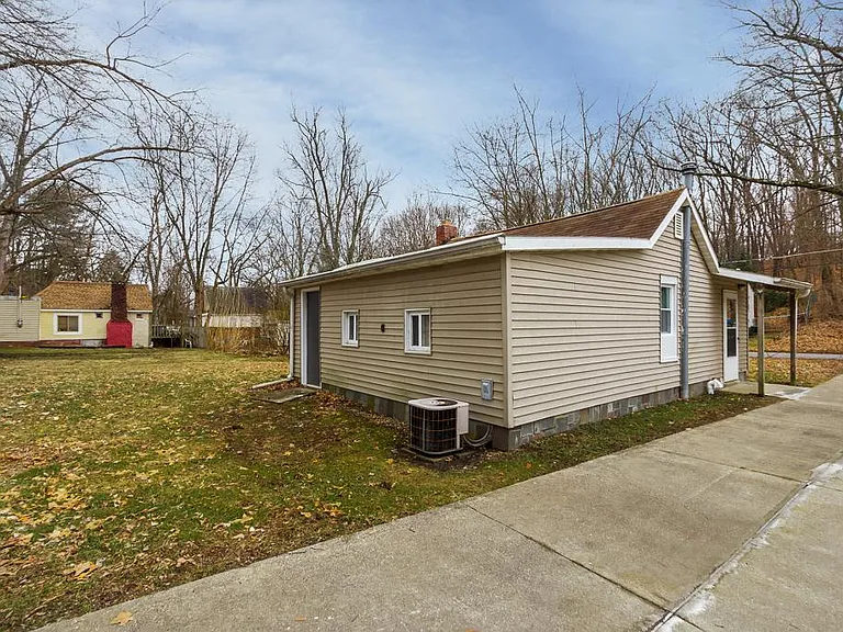 371 E Pace Ave — Photo 15