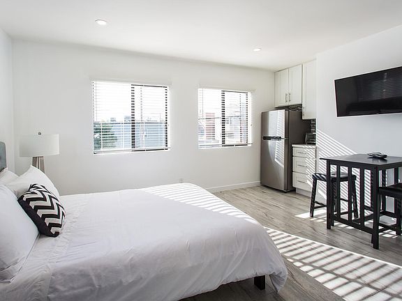 3rd image of 910 Pacific Ave #6