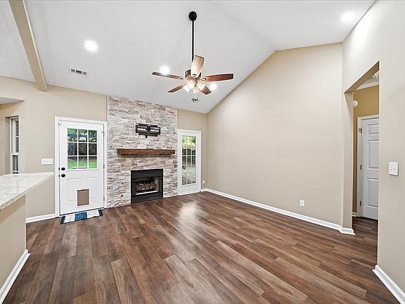5th image of 529 Fox Hurst Ct
