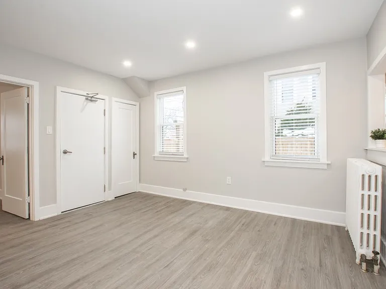 14 Welland Ave — Photo 7