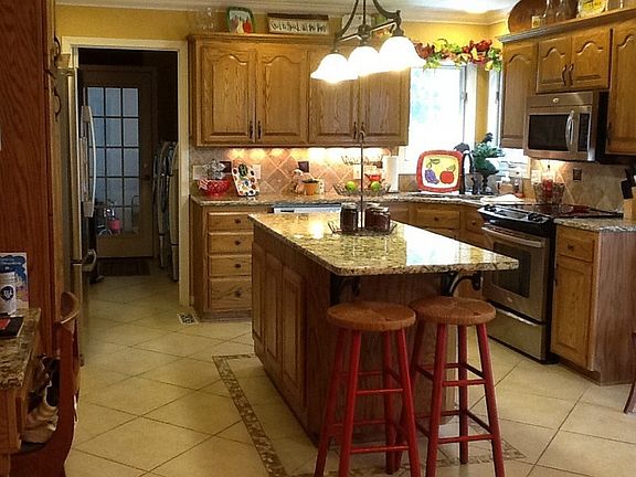Updated kitchen w/ stainless appliances
						:
						French door refrig, oil-rub bronze finishes, built in desk/bookcase, granite