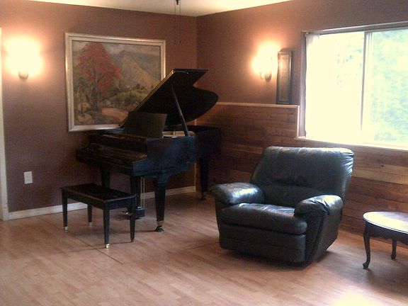 Living Room 15' x 18'