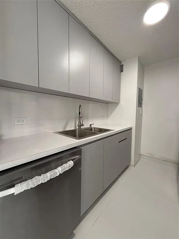 3 bed, 1.0 bath, 800 sqft, $1,800 — Photo 4