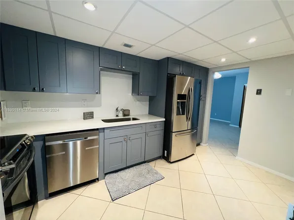 90 Edgewater Dr APT 110, Coral Gables, FL 33133
