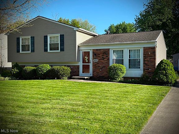 2nd image of 26915 Oxford Park Ln