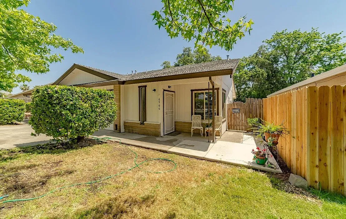 3 bed, 1333 sqft, $2,600 — Photo 2