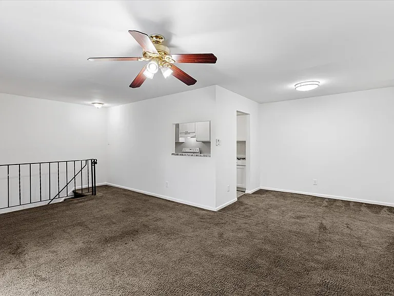 703 Camelback Ct — Photo 3