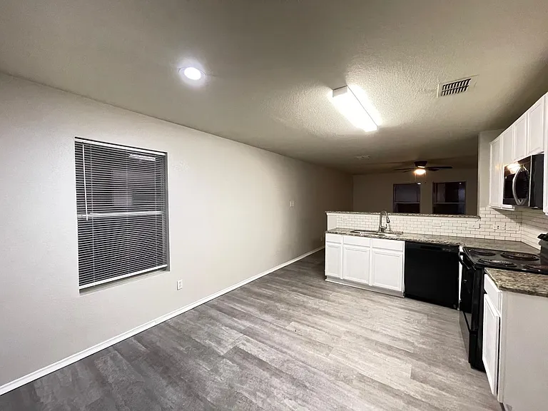 1512 Queens Brook Ln — Photo 5