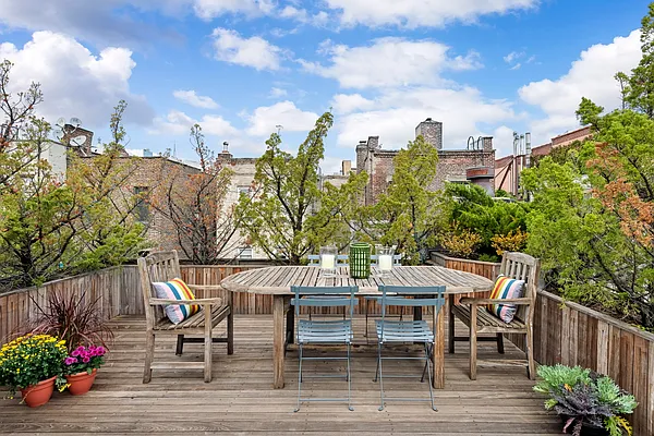 Sold by Compass | media 22
