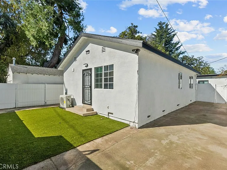 5732 N Stansbury Ave — Photo 1