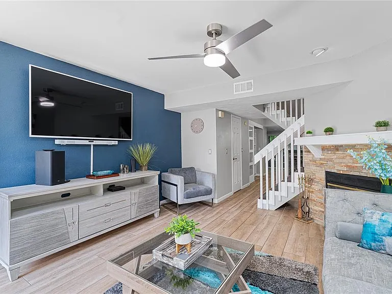 2304 Fletchers Point Cir — Photo 3