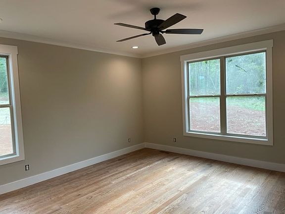 5th image of 800 Davis Ln