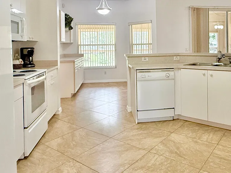 332 SW Glenwood Dr — Photo 5