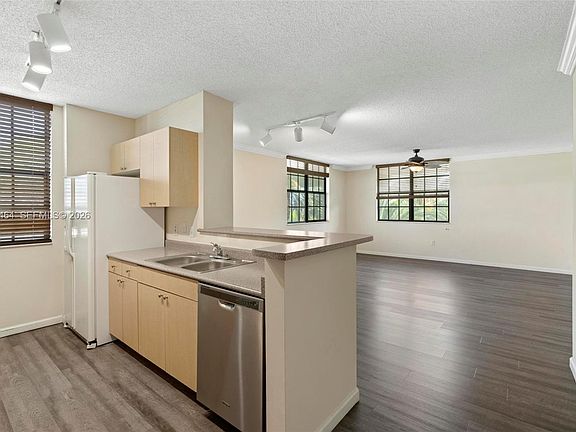 5th image of 1919 Van Buren St APT 417A