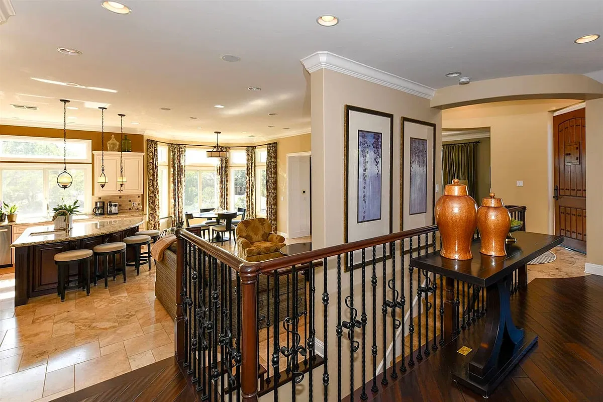 4 bed, 3.5 bath, 4345 sqft, $9,200 — Photo 4