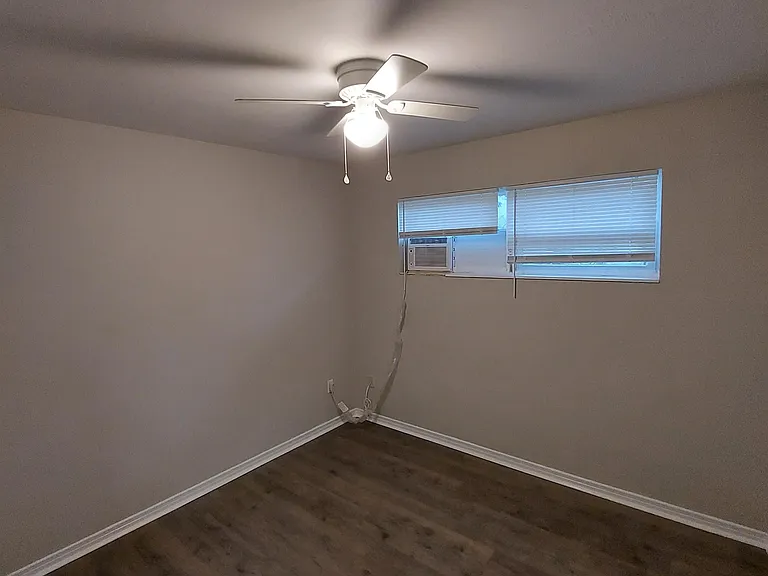 2247 Stella St — Photo 8