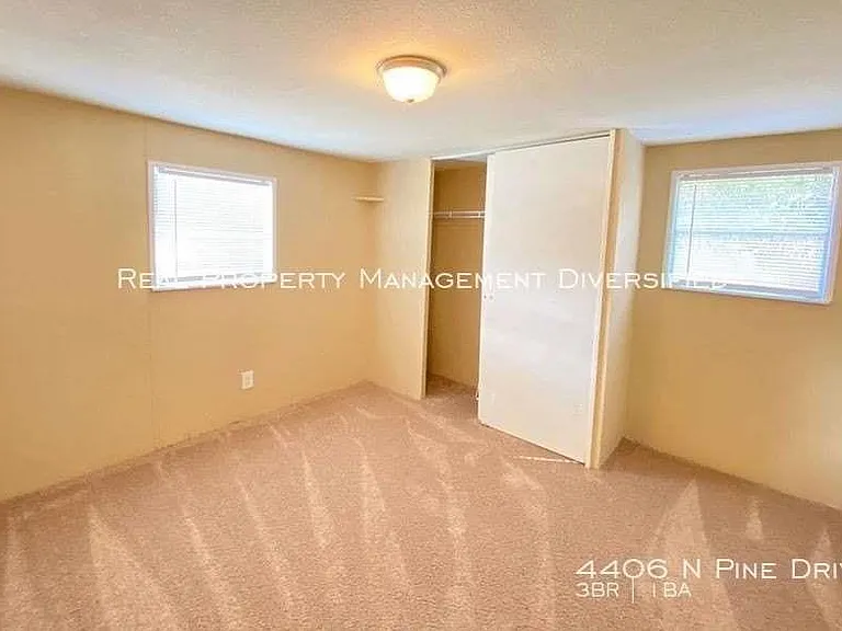 4406 N Pine Dr — Photo 19