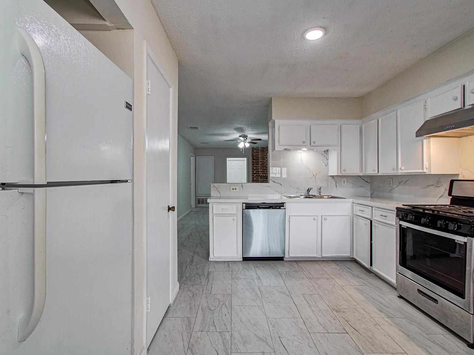 3 bed, 2.0 bath, 1450 sqft, $1,600 — Photo 4