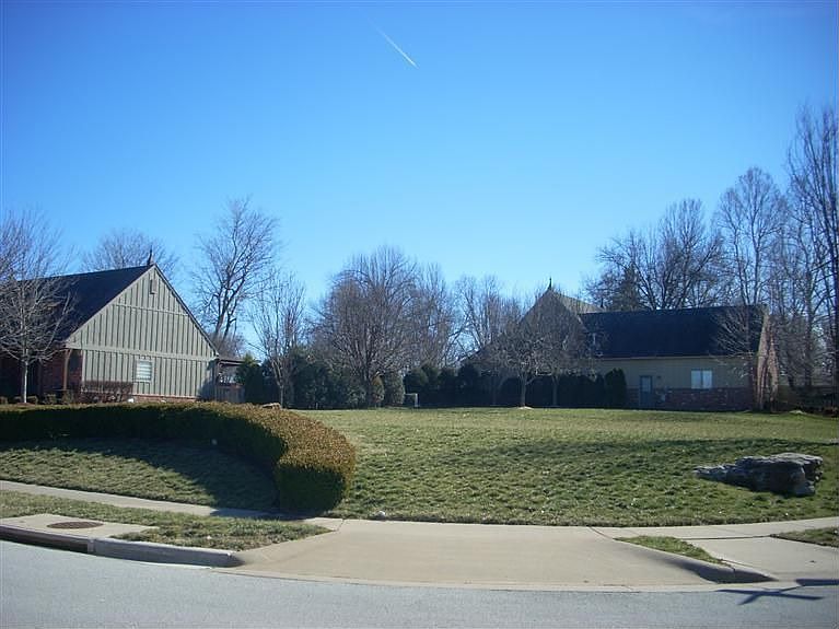 2nd image of 932 E Westchester Dr
